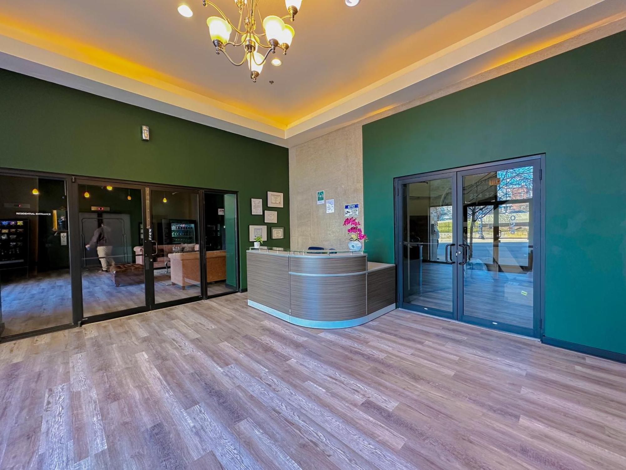 Bright 2Br Luxury Corner Suite With Optional Parking Sleeps 6 Guests Near Mccormick Place And Soldier Field Чикаго Екстериор снимка
