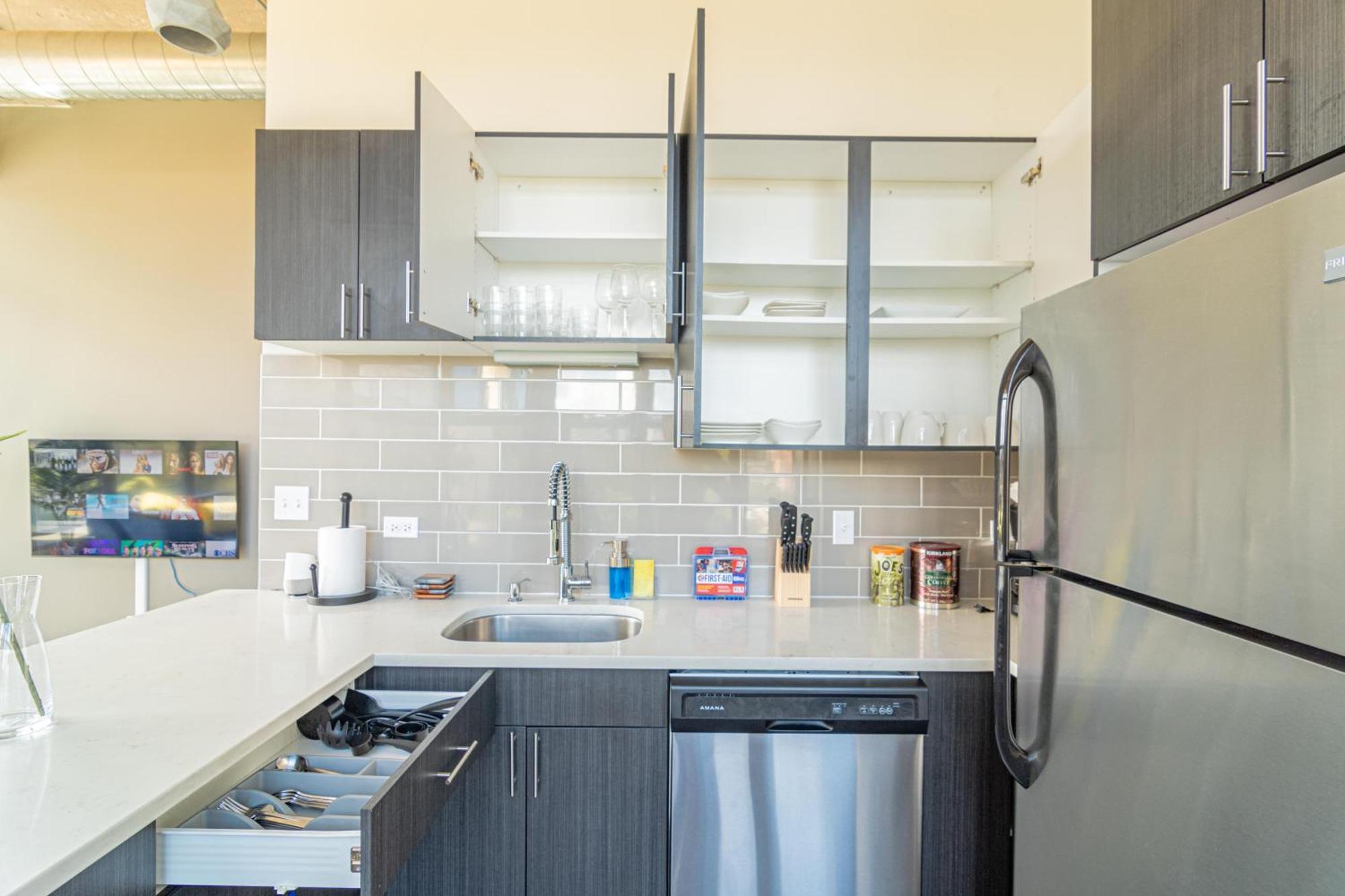 Bright 2Br Luxury Corner Suite With Optional Parking Sleeps 6 Guests Near Mccormick Place And Soldier Field Чикаго Екстериор снимка