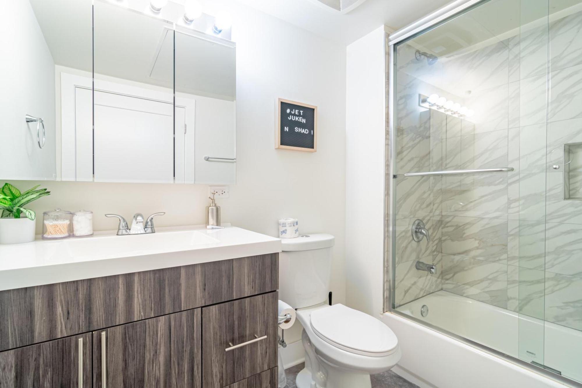 Bright 2Br Luxury Corner Suite With Optional Parking Sleeps 6 Guests Near Mccormick Place And Soldier Field Чикаго Екстериор снимка