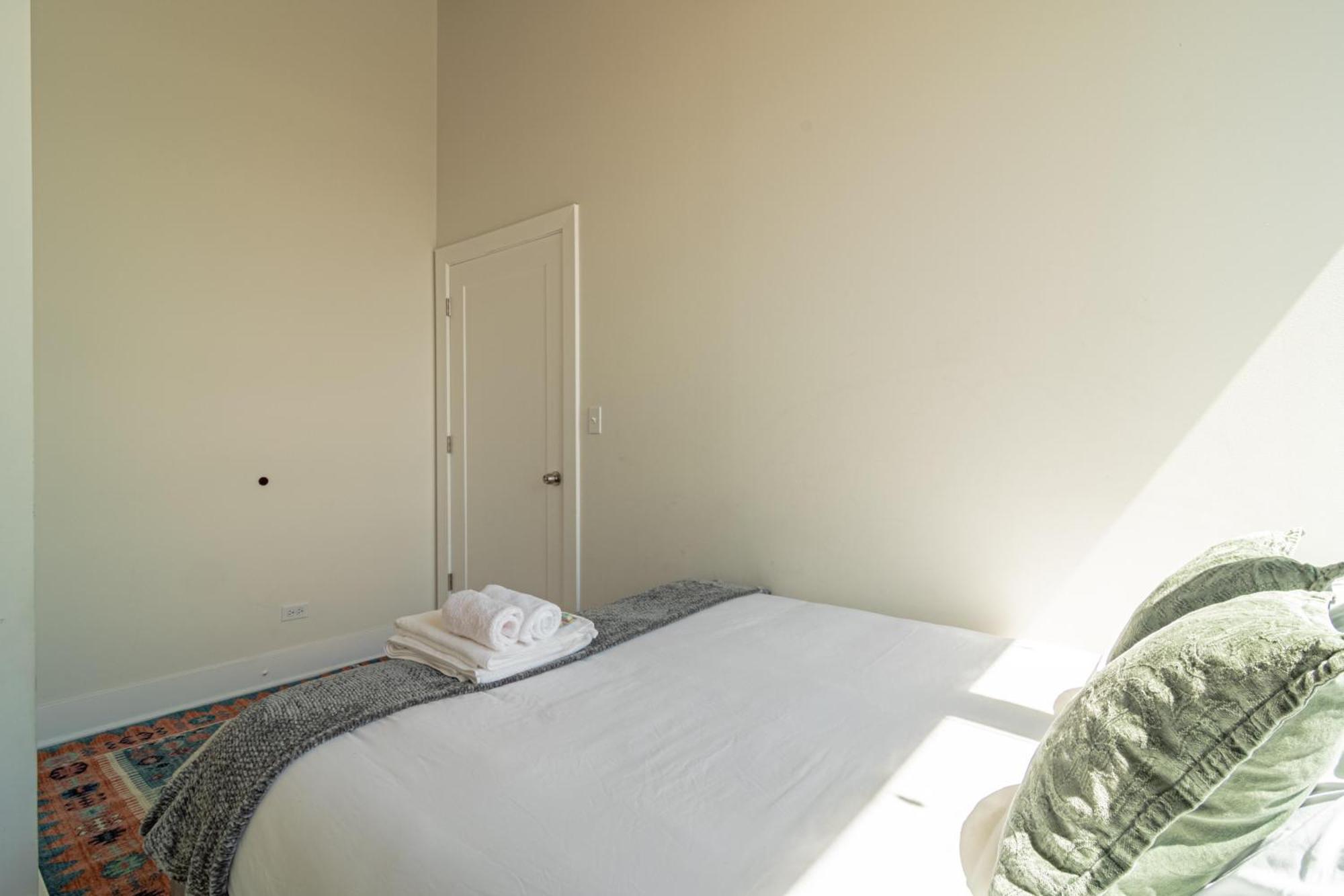 Bright 2Br Luxury Corner Suite With Optional Parking Sleeps 6 Guests Near Mccormick Place And Soldier Field Чикаго Екстериор снимка