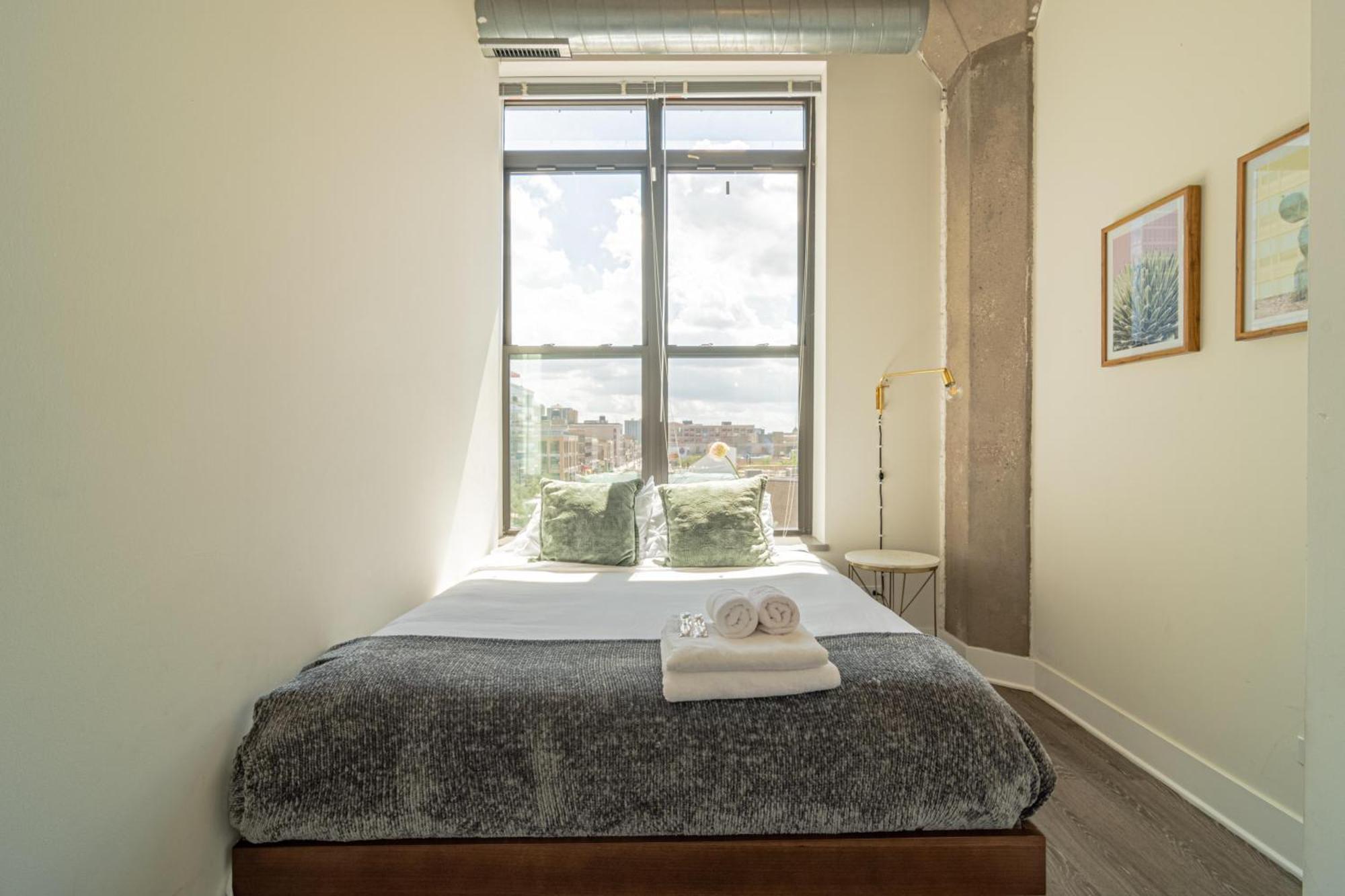 Bright 2Br Luxury Corner Suite With Optional Parking Sleeps 6 Guests Near Mccormick Place And Soldier Field Чикаго Екстериор снимка