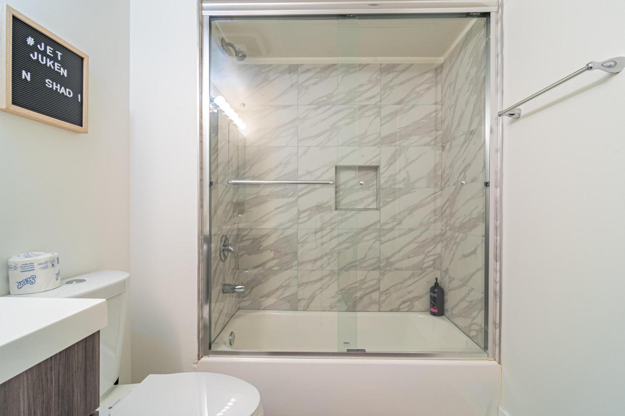 Bright 2Br Luxury Corner Suite With Optional Parking Sleeps 6 Guests Near Mccormick Place And Soldier Field Чикаго Екстериор снимка