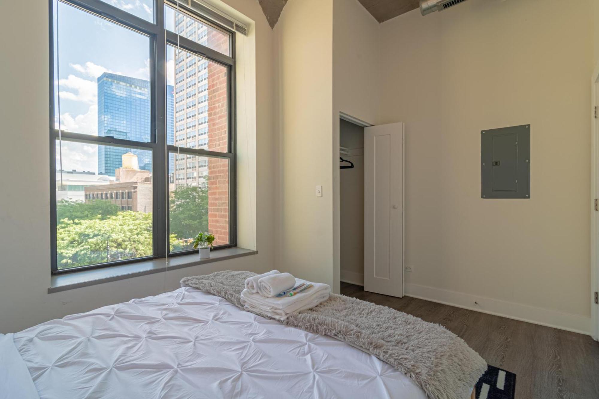 Bright 2Br Luxury Corner Suite With Optional Parking Sleeps 6 Guests Near Mccormick Place And Soldier Field Чикаго Екстериор снимка