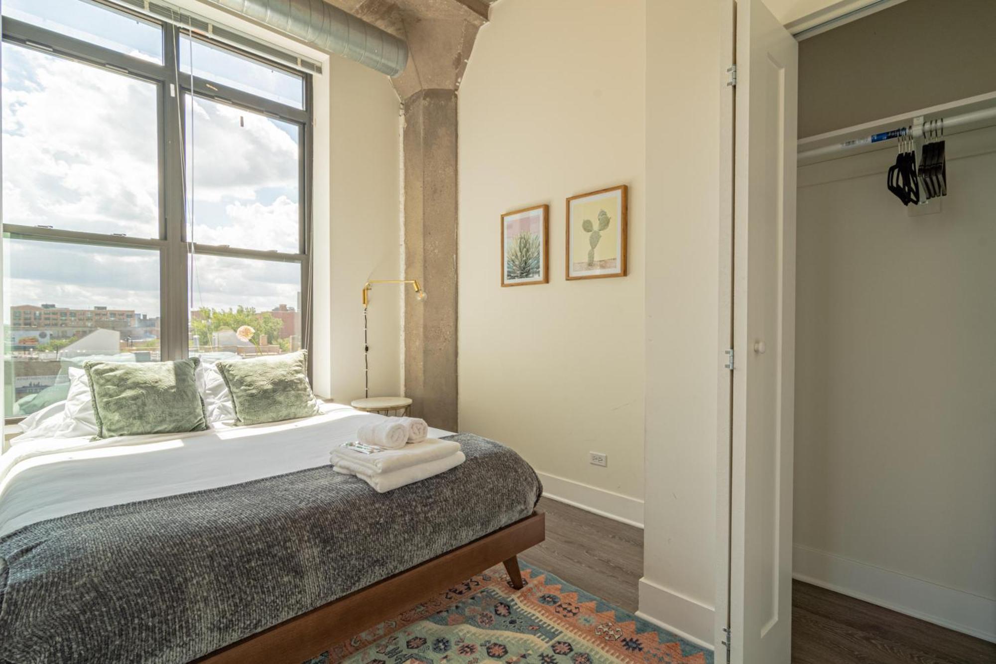 Bright 2Br Luxury Corner Suite With Optional Parking Sleeps 6 Guests Near Mccormick Place And Soldier Field Чикаго Екстериор снимка
