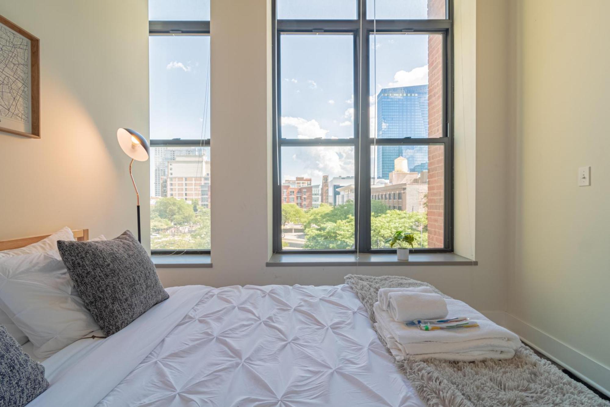 Bright 2Br Luxury Corner Suite With Optional Parking Sleeps 6 Guests Near Mccormick Place And Soldier Field Чикаго Екстериор снимка