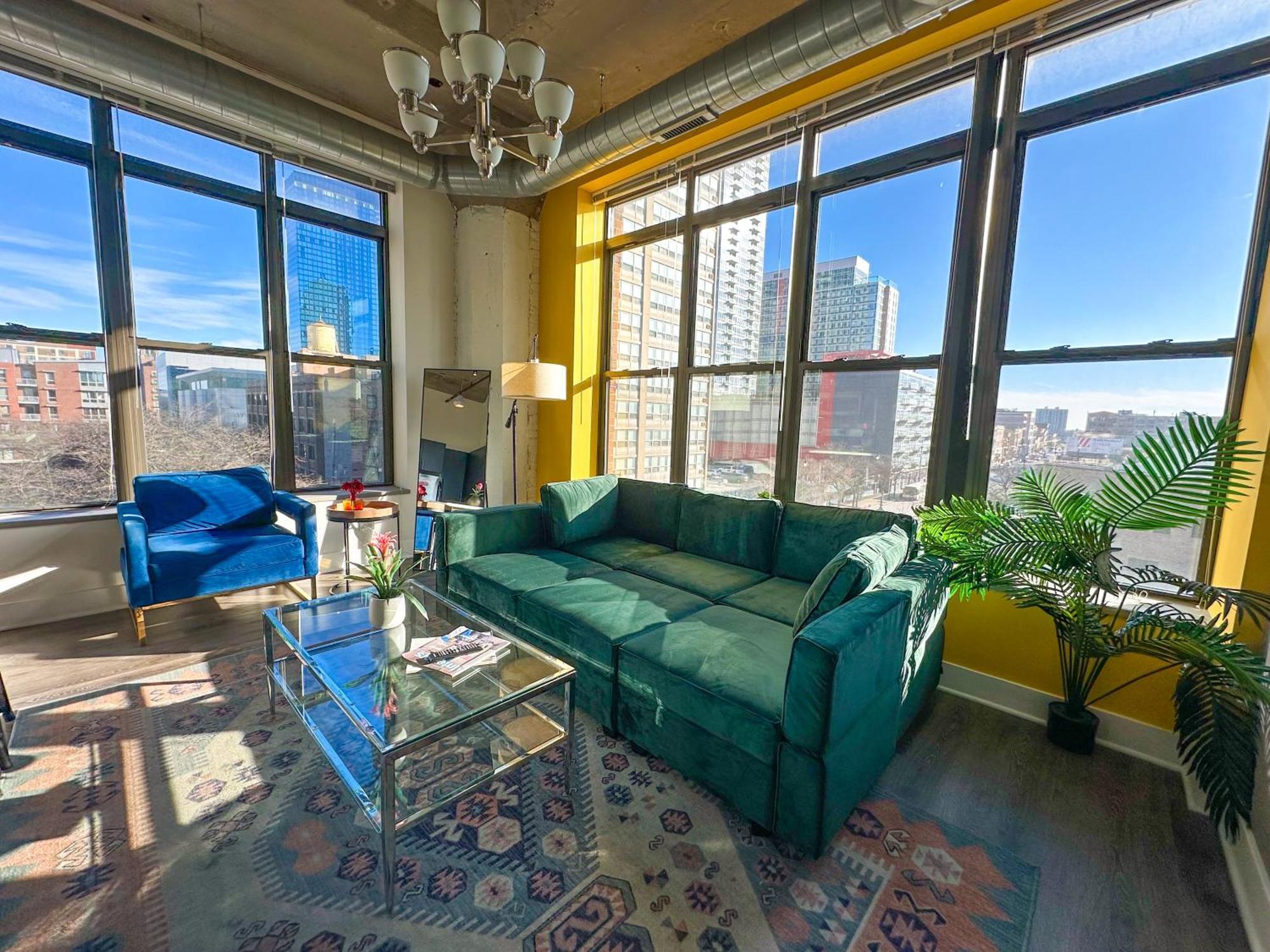 Bright 2Br Luxury Corner Suite With Optional Parking Sleeps 6 Guests Near Mccormick Place And Soldier Field Чикаго Екстериор снимка