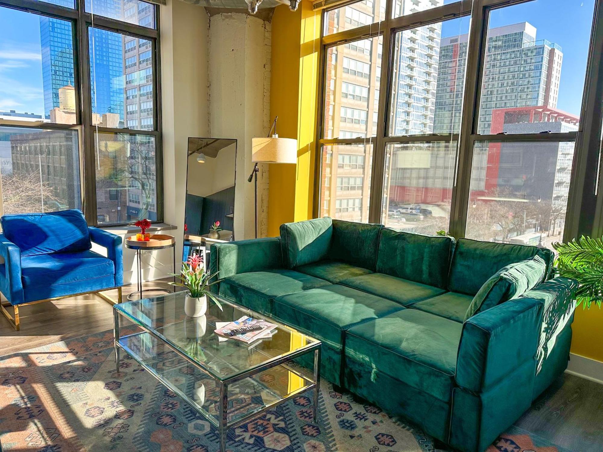 Bright 2Br Luxury Corner Suite With Optional Parking Sleeps 6 Guests Near Mccormick Place And Soldier Field Чикаго Екстериор снимка