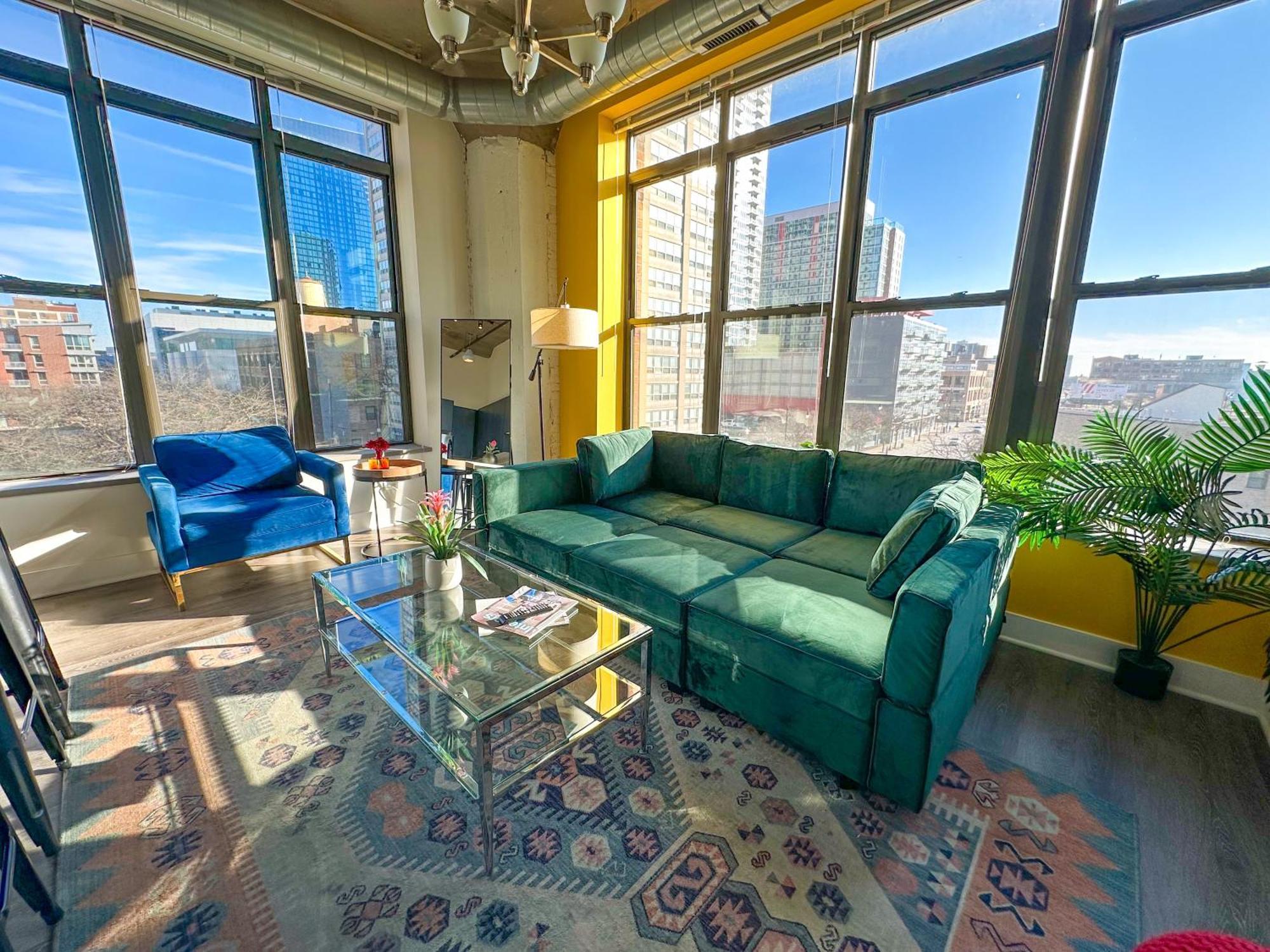 Bright 2Br Luxury Corner Suite With Optional Parking Sleeps 6 Guests Near Mccormick Place And Soldier Field Чикаго Екстериор снимка